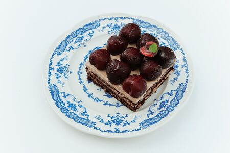 Торт шоколадный с черешней
