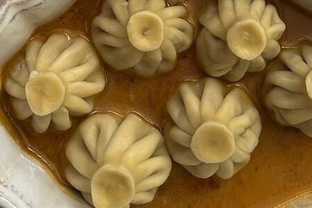 Мини-хинкали из говядины с перечным соусом 