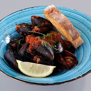 Мидии в пряном томатном соусе