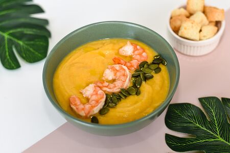 Тыквенный крем-суп с креветками