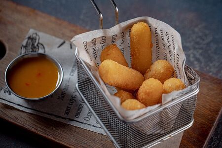 Сырные палочки с соусом сладкий чили