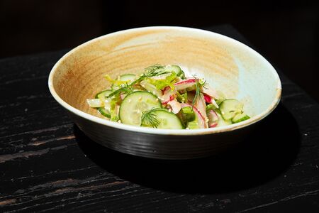 Зеленый салат с подкопченым цыпленком