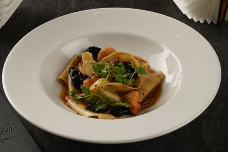 Папарделли с лососем и древесными грибами