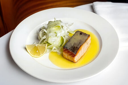 Стейк из лосося с фенхелем