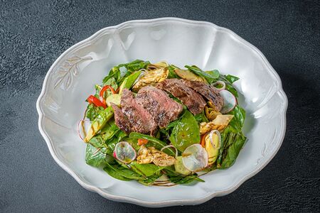 Стейк салат со шпинатом и жареными артишоками