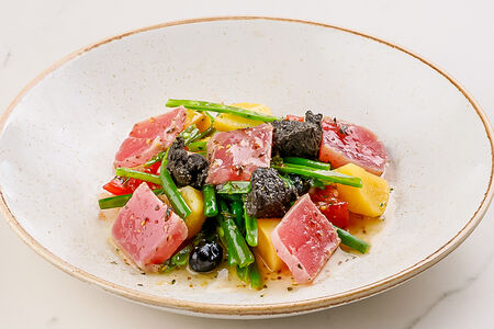 Салат нисуаз со свежим тунцом