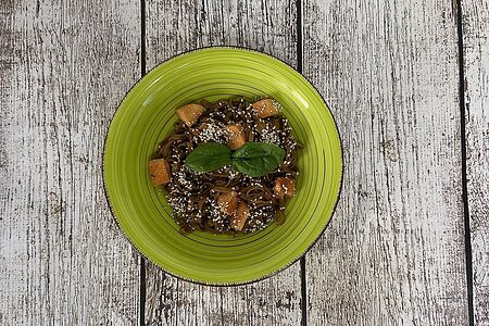Японская лапша соба с семгой и кунжутом