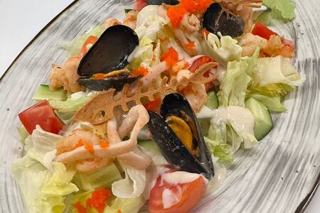 Фирменный салат из морепродуктов