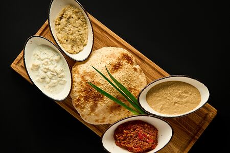 Ассорти турецких закусок с пуф-лавашом