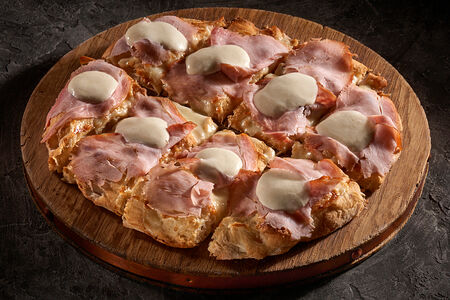 Пицца Окорок и эспума из пармезана 