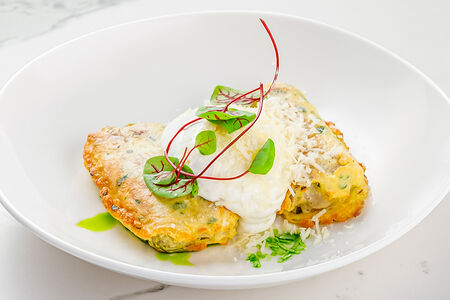 Блинчики с куриным жульеном и муссом из пармезана