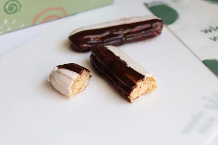 Эклер с карамельным кремом