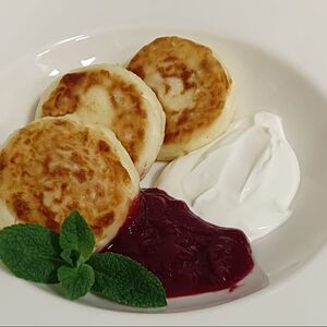 Творожные сырники со сметаной и вишневым соусом