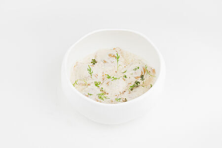 Равиоли с креветкой, вялеными томатами и песто под сливочным соусом биск