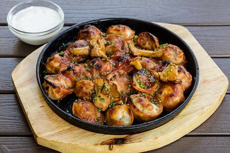 Пельмени с бараниной, лисичками и копченой сметаной
