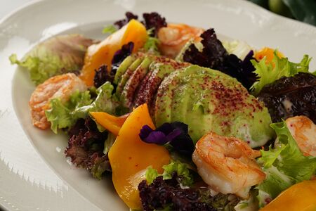 Салат из креветок, манго, авокадо