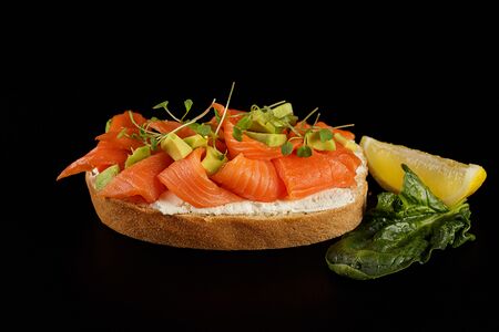 Брускетта с лососем 