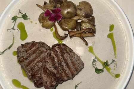 Медальоны из говядины с грибным соусом