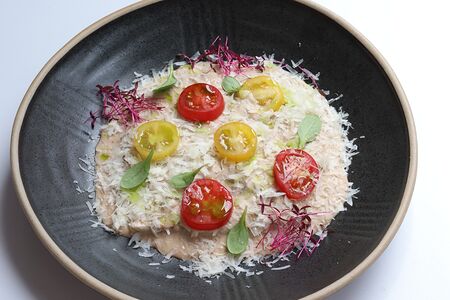 Запеченный баклажан с соусом сациви, сезонными томатами и твердым сыром