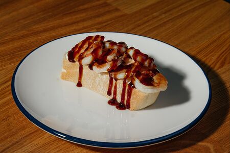 Брускетта с тигровыми креветками