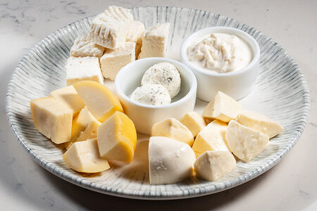 Ассорти молодых сыров
