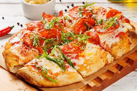 Пеперони (пикантная колбаса пеперони, томатный соус и сыр моцарелла)