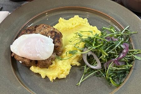 Бифштекс с яйцом пашот