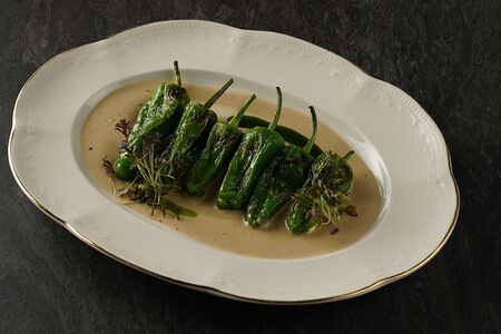 Запеченный перец Падрон с перечным соусом из тарухуна