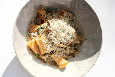 Ремесленная паста с белыми грибами и вешенками