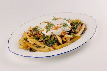 Жареный картофель с грибами и яйцом пашот