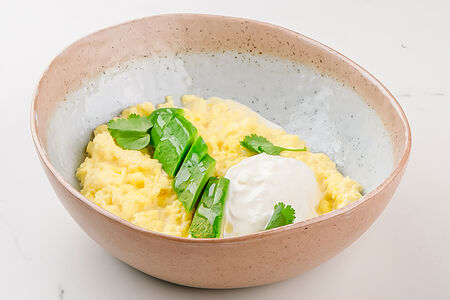 Скрембл с авокадо и сыром страчателла