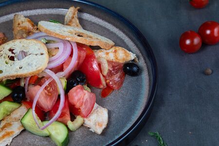 Куриная грудка с овощным салатом