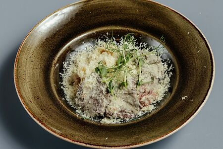 Фетучини с телятиной, шпинатом и перечным соусом