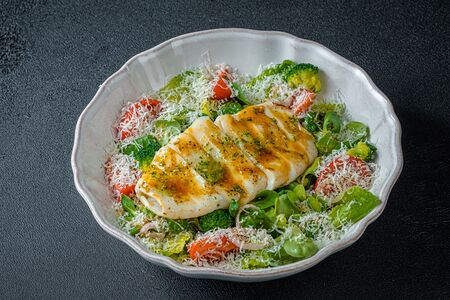 Салат с кальмаром гриль