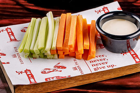 Овощные палочки с соусом блю чиз