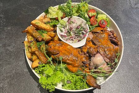 Лопатка томленого ягненка с овощами