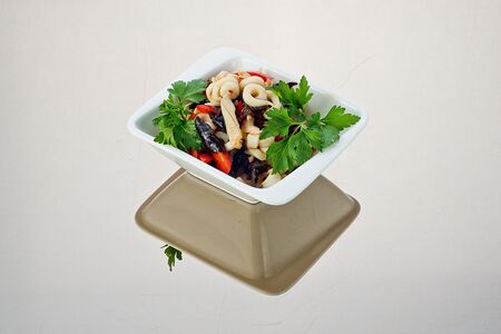 Кальмары с овощами в соевом соусе