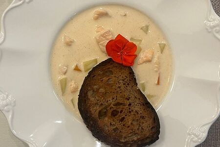 Сливочный суп с красной рыбой и хлебушком