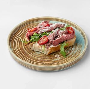 Брускетта с ростбифом, руколой и соусом тоннато