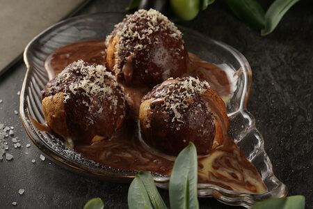 Профитроли с шоколадом и ванильным мусом