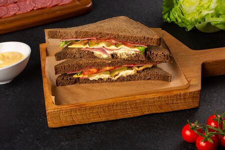 Сэндвич итальянский с салями и сыром