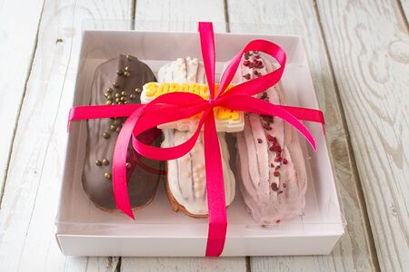 Набор эклеров в праздничной упаковке