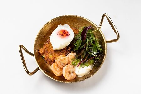 Драники с яйцом пашот и креветками