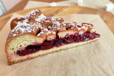 Малый Жимолость-вишня