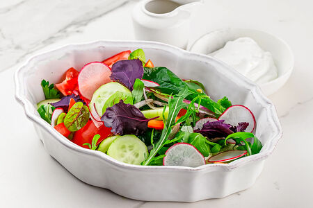 Салат из сезонных овощей