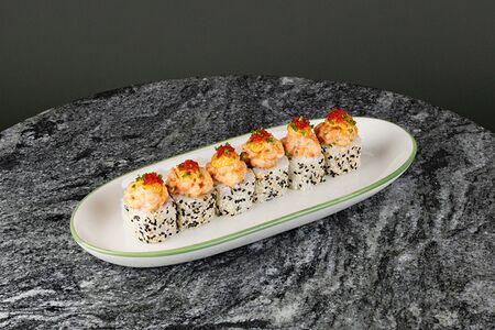 Запеченный ролл с лососем 