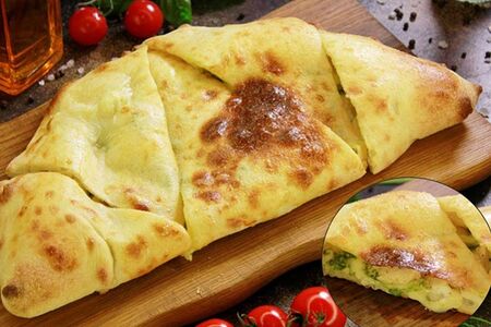 Кальцоне с курицей и соусом песто