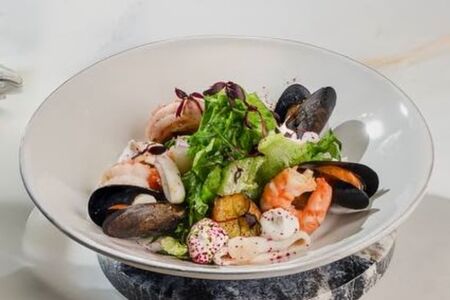 Салат с морепродуктами и трюфельным кремом