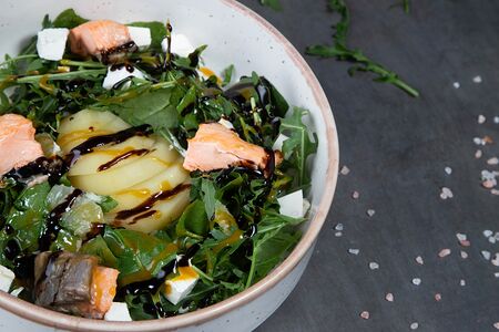 Салат с теплым лососем и грушей