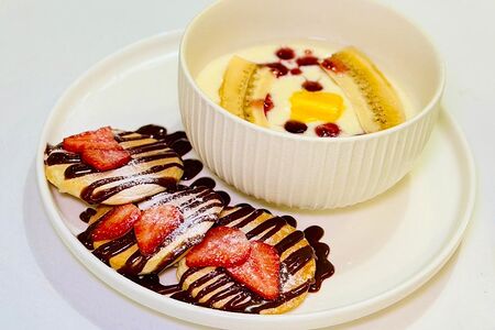 Каша манная с бананом, джемом и панкейками